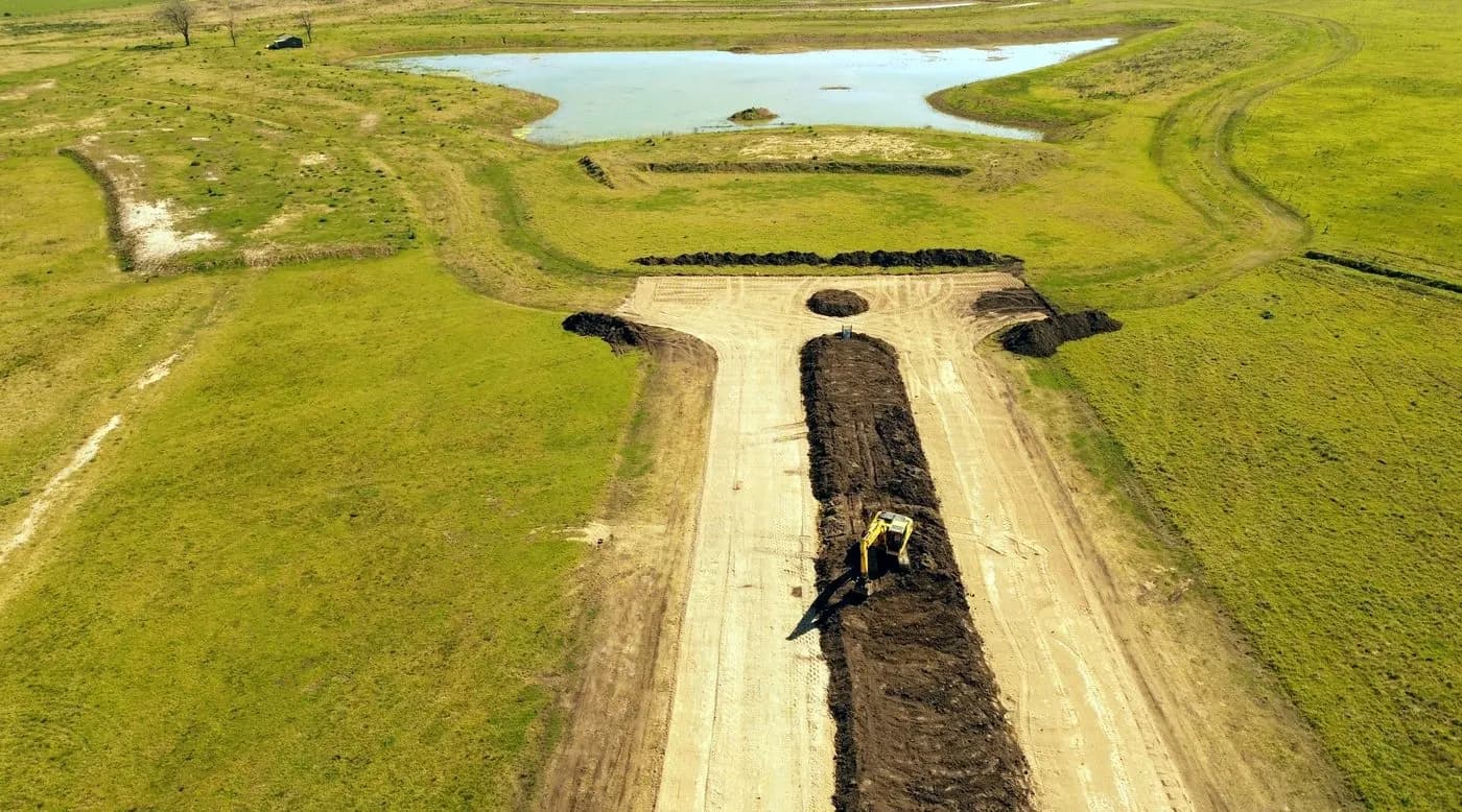 Avenida central hacia la laguna, septiembre 2026. Foto real de obra de SOVRANA.